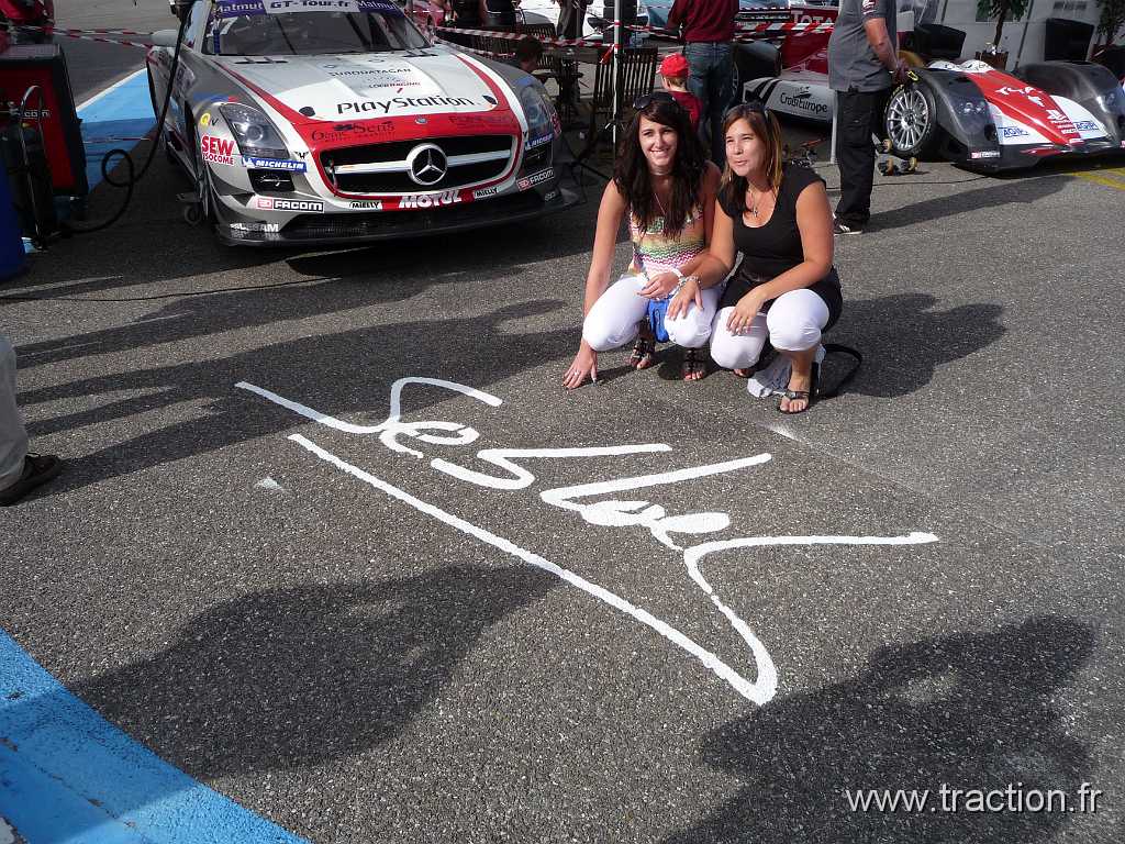 2012_Adr (111).jpg - 09/06/2012 - 68127 BILTZHEIM - L'ANNEAU DU RHIN - Journée d'ouverture du 10ème Festival Auto Moto en présence de Sébastien LOEB - Les miss posent devant la signature